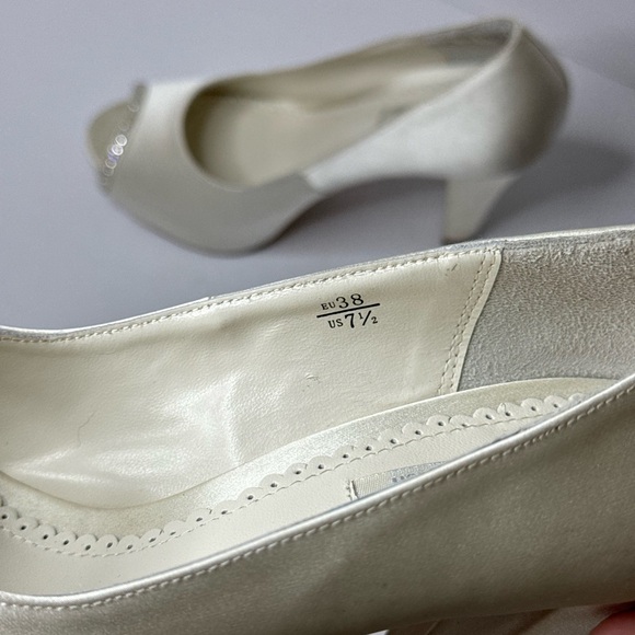 Benjamin Adams White Satin w/ Crystals Platform Heels Size 7.5 - Picture 8 of 10
